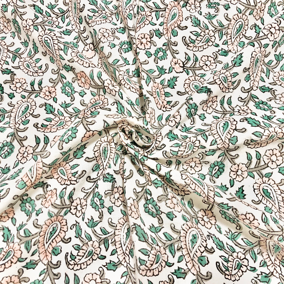 【50cm単位】ホワイトグリーンベージュフラワー　インドハンドブロックプリント生地　テキスタイル　コットン 1枚目の画像