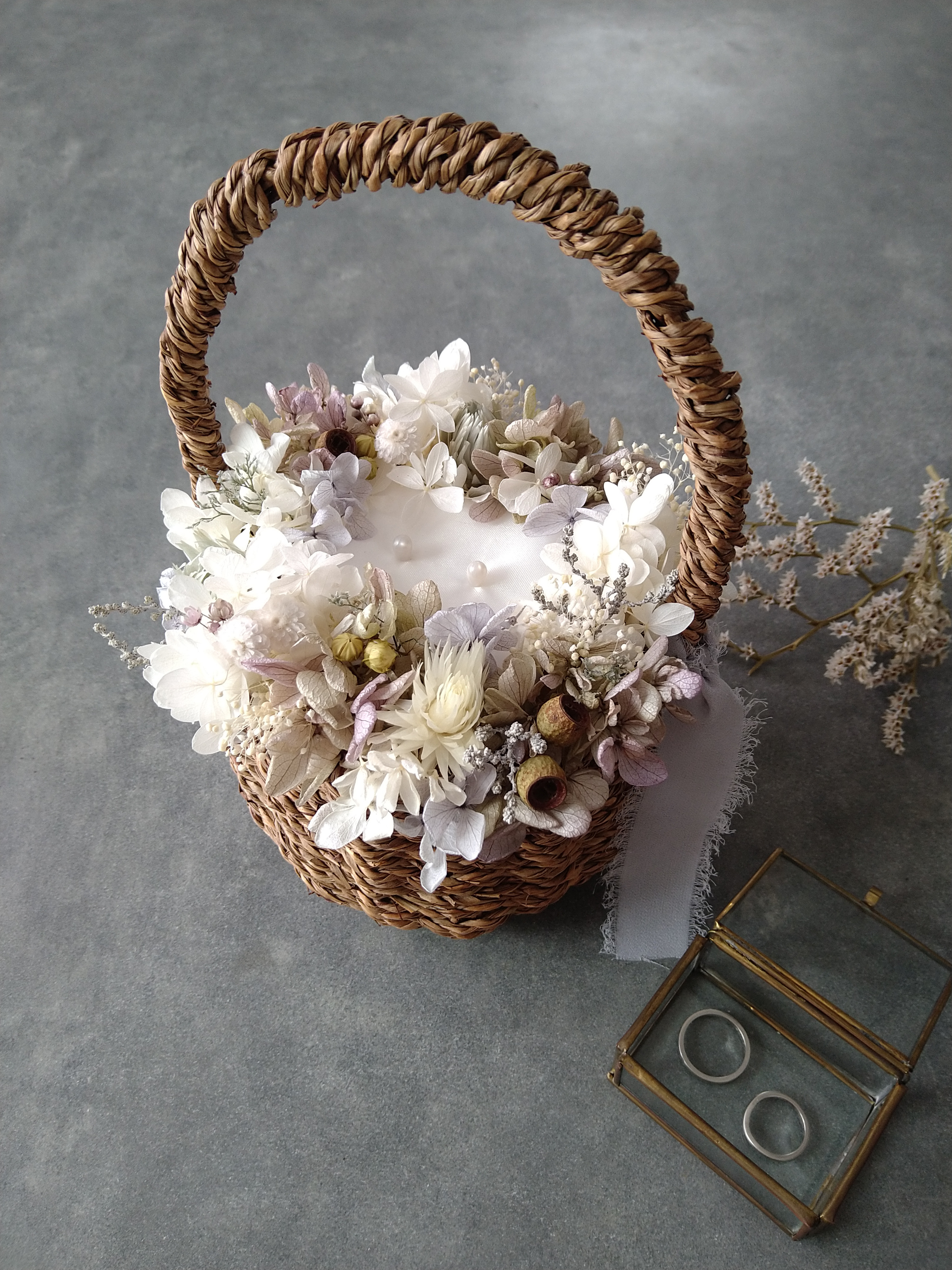 リングピロー　結婚式／リングボーイ／リングガール／グレージュ／ラベンダーグレージュ／グレー／くすみ／カゴ