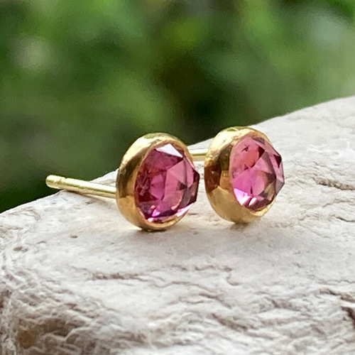 K24◇ローズカット天然ピンクトルマリン◇スタッドピアス(片耳分