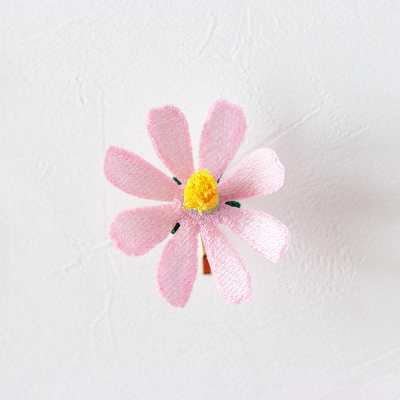 桜色の立体刺繍コスモスのポニーフック 2枚目の画像