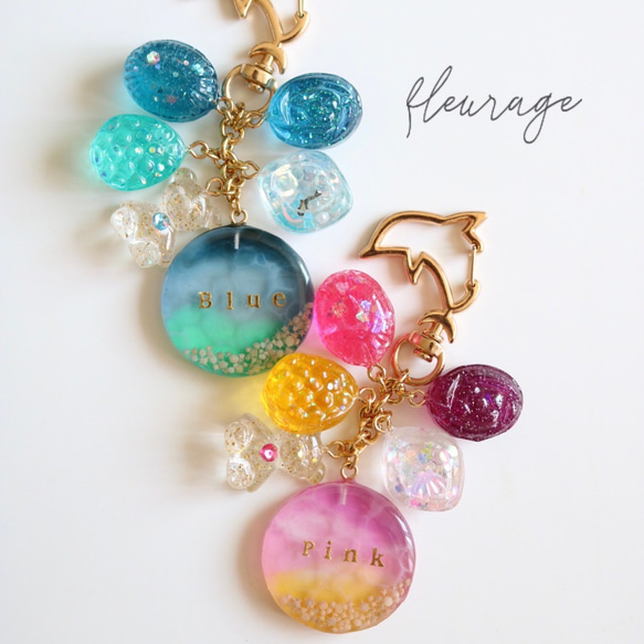 売り切れ】水面に沈む赤色花のレジンバッグチャーム 売り切れ】水面に