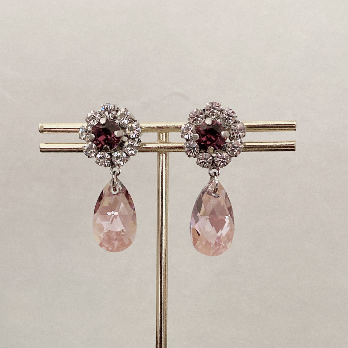 ライトアメジストのクリスタルチャームが揺れるイヤリング　（シルバー）バレエ