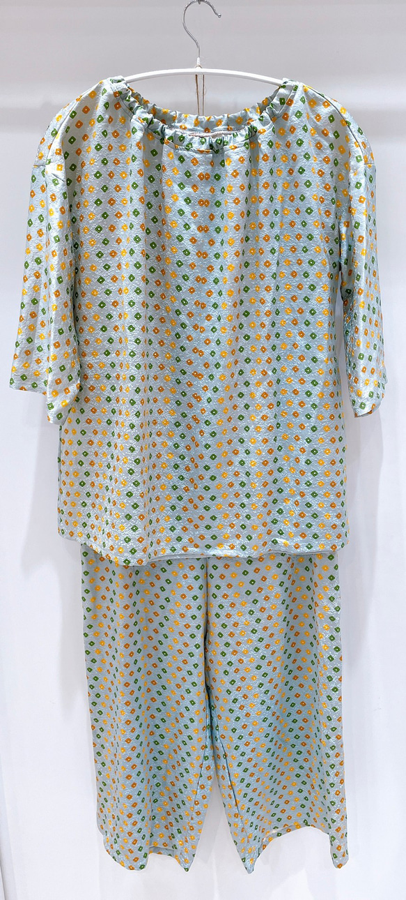 着物　パジャマ　水色　オレンジ　緑　黄緑　ドット　和柄　和風　アップサイクル　シルク　サスティナブル 1枚目の画像