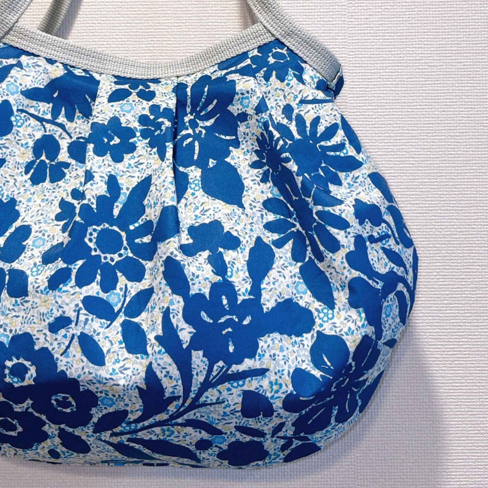 コロンと可愛いショルダーグラニーバッグ　べラズ・シルエット　ブルーの花柄　◎選べる2サイズ