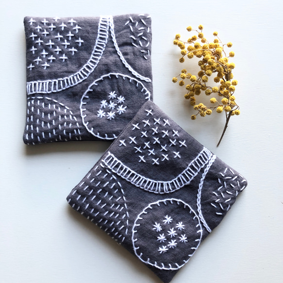 再再再販⭐︎グレー×白⭐︎北欧風刺繍コースター⭐︎刺し子 1枚目の画像
