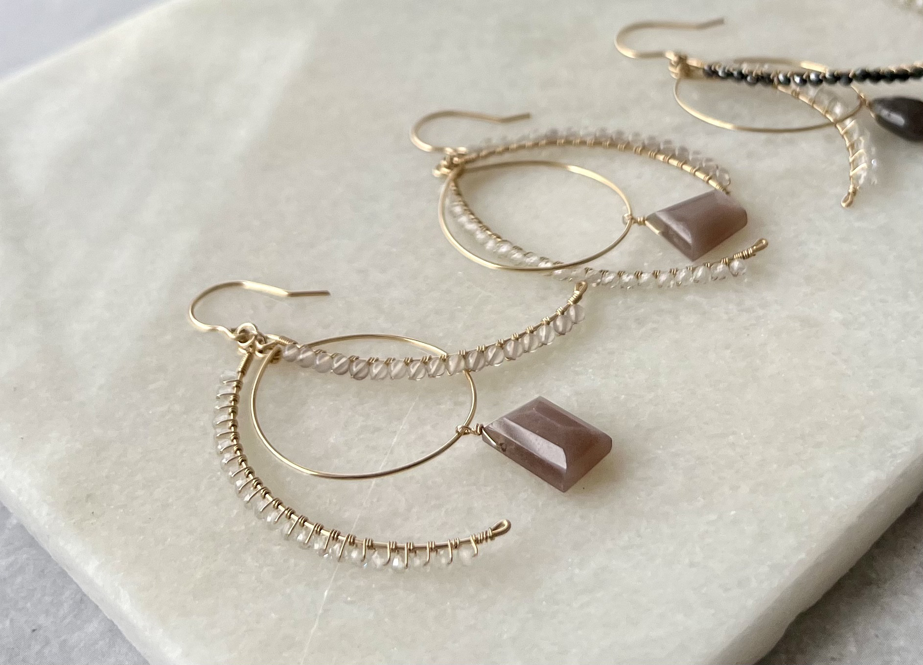 【再販】【6月誕生石】ニュアンスカラー　フックピアス／イヤリング《グレームーンストーン①》【テイルシリーズ】14kgf