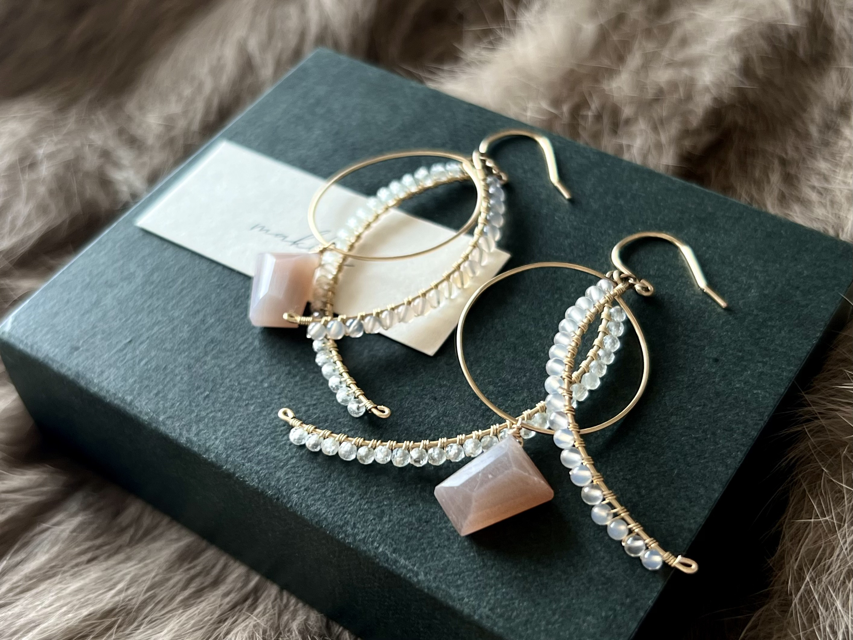 【再販】【6月誕生石】ニュアンスカラー　フックピアス／イヤリング《グレームーンストーン①》【テイルシリーズ】14kgf