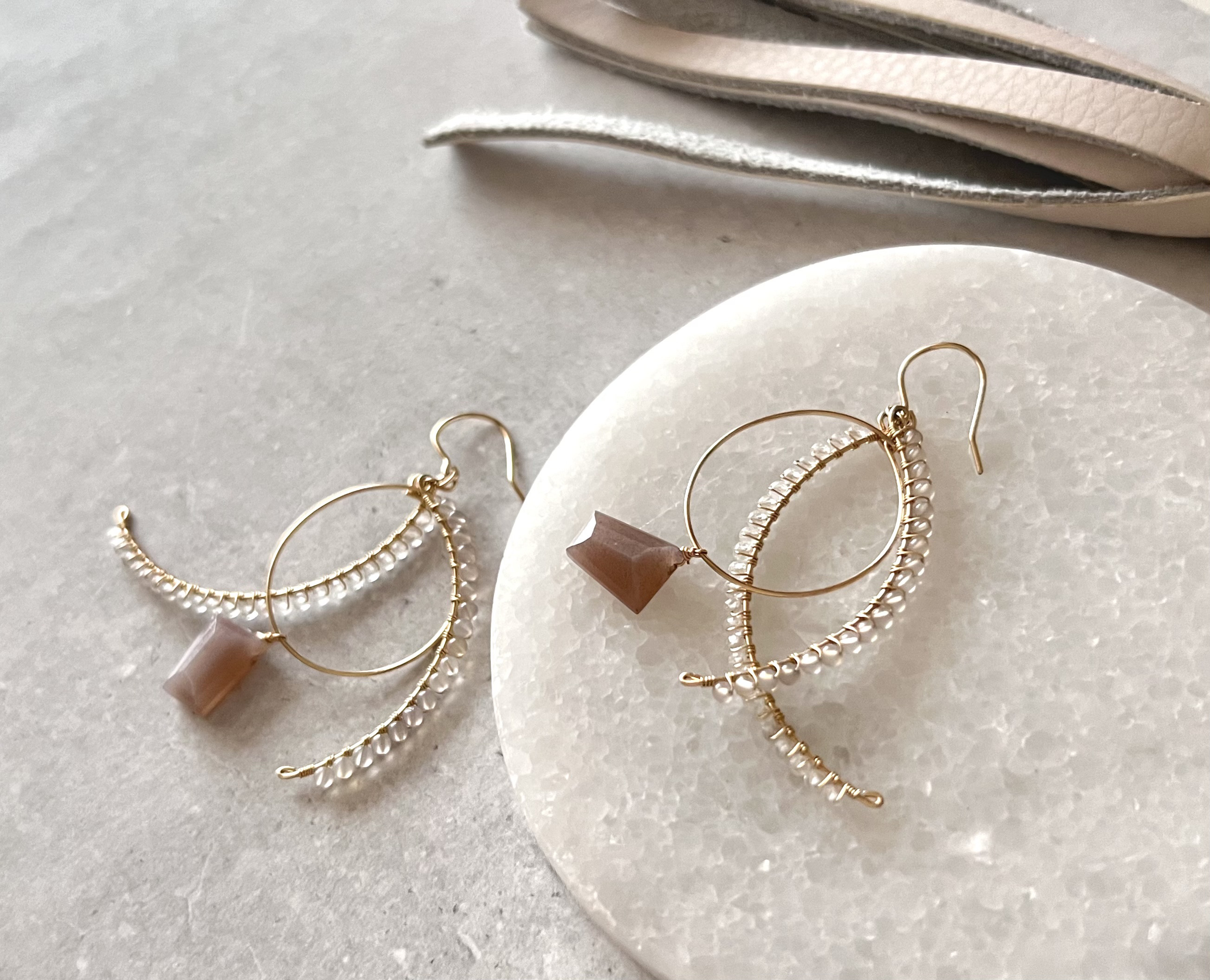 【再販】【6月誕生石】ニュアンスカラー　フックピアス／イヤリング《グレームーンストーン①》【テイルシリーズ】14kgf