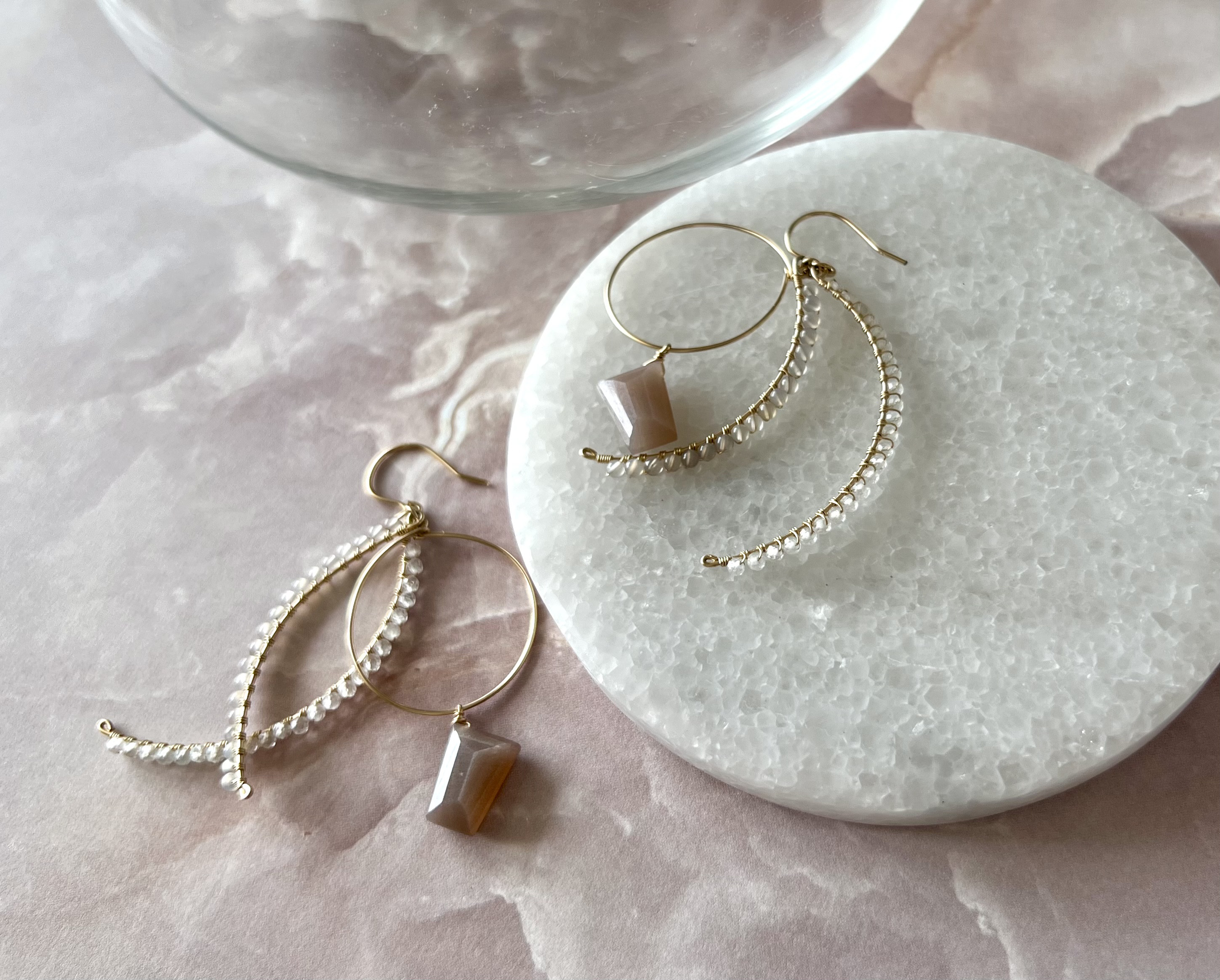 【再販】【6月誕生石】ニュアンスカラー　フックピアス／イヤリング《グレームーンストーン①》【テイルシリーズ】14kgf