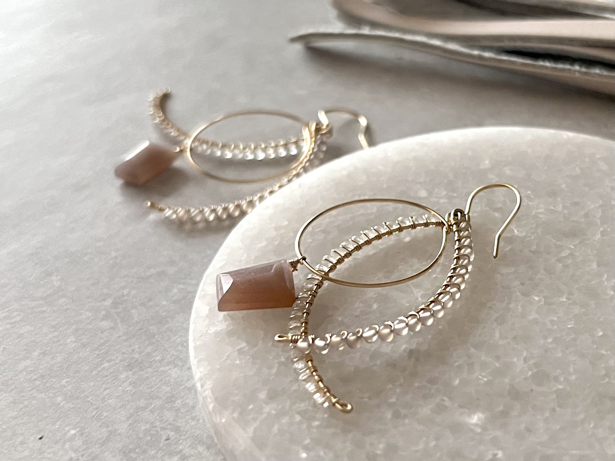 【再販】【6月誕生石】ニュアンスカラー　フックピアス／イヤリング《グレームーンストーン①》【テイルシリーズ】14kgf