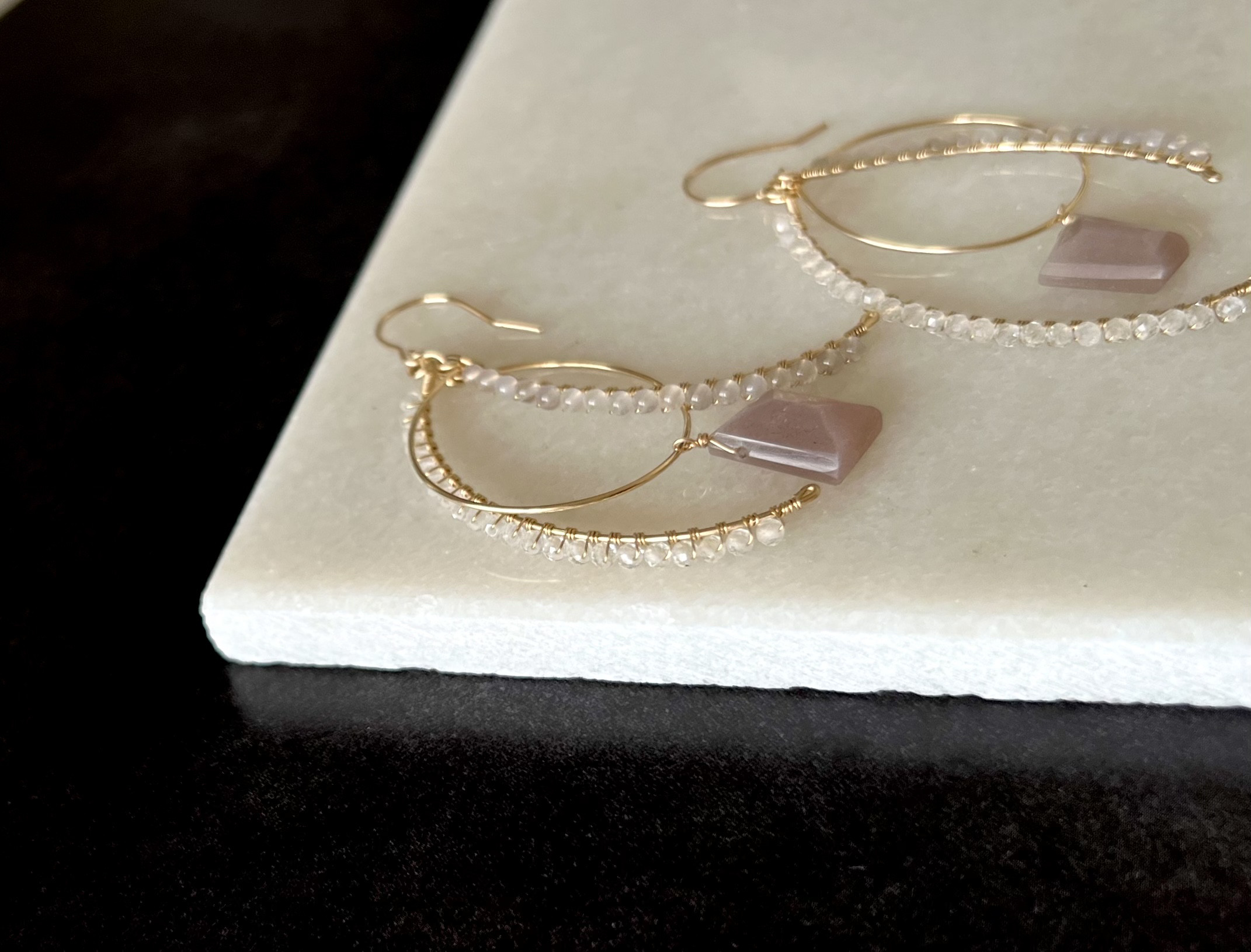 【再販】【6月誕生石】ニュアンスカラー　フックピアス／イヤリング《グレームーンストーン①》【テイルシリーズ】14kgf