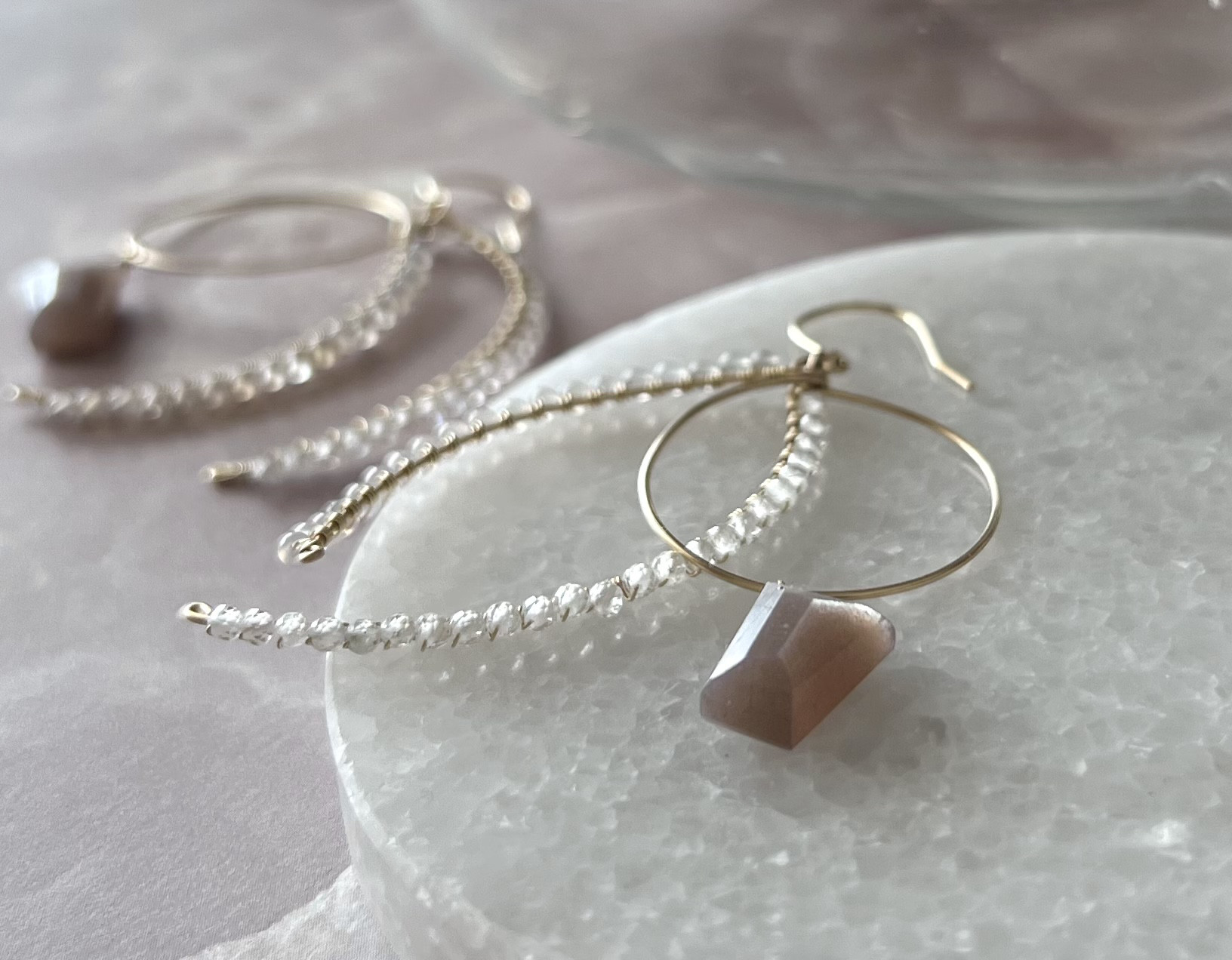 【再販】【6月誕生石】ニュアンスカラー　フックピアス／イヤリング《グレームーンストーン①》【テイルシリーズ】14kgf