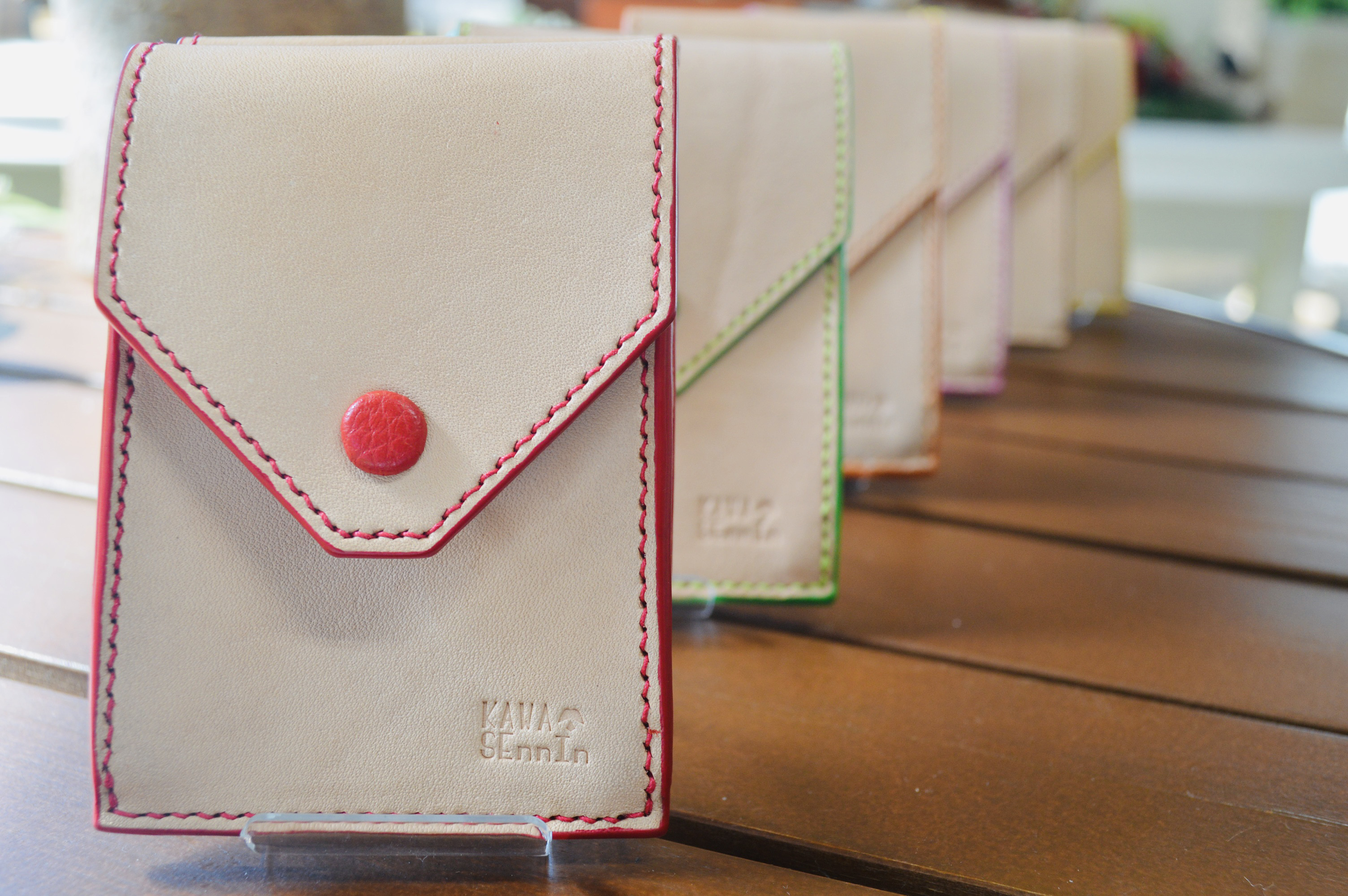 縦入れのくるみボタンカードケース・名刺入れ ヌメ革・栃木レザー使用・お守り・おみくじ・誕生日プレゼント・就職祝い