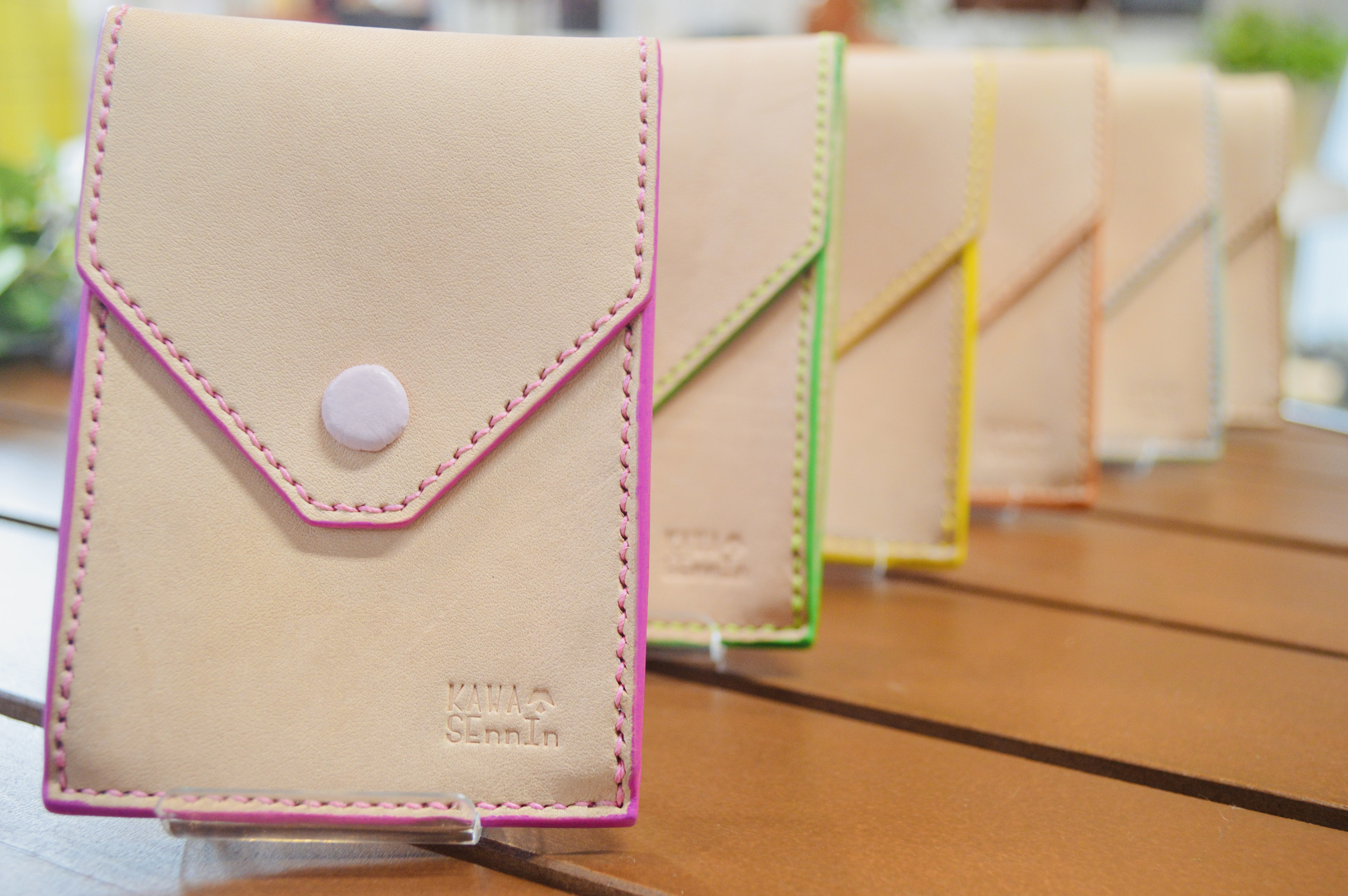 縦入れのくるみボタンカードケース・名刺入れ ヌメ革・栃木レザー使用・お守り・おみくじ・誕生日プレゼント・就職祝い