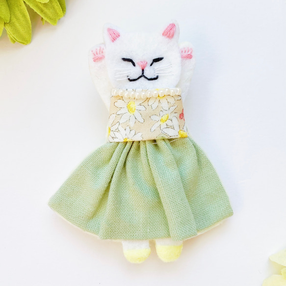 ●SOLD OUT●一点物【おめかしおねむねこミニブローチ】白猫ちゃん（フェルト・ビーズ・刺繍・花柄・グリーン） 2枚目の画像