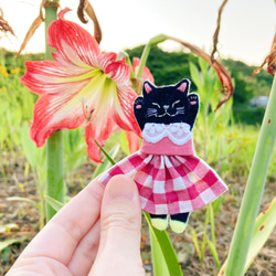 ●SOLD OUT●一点物【おめかしおねむねこミニブローチ】白猫ちゃん（フェルト・ビーズ・刺繍・花柄・グリーン） 8枚目の画像