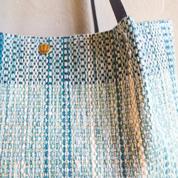 サマーツイード調手織り布のふんわりトート（水色） 4枚目の画像