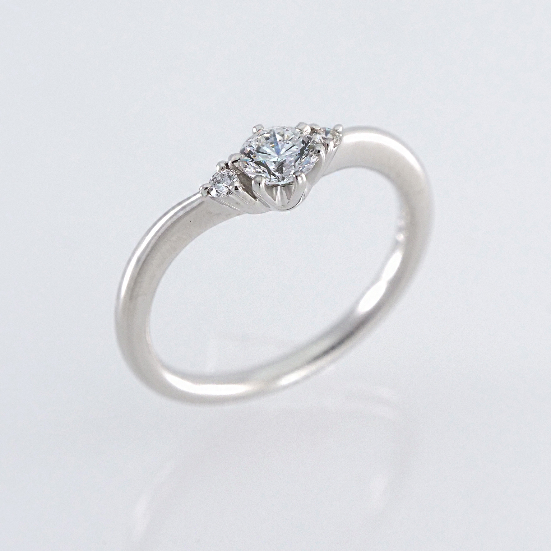 プラチナ エンゲージリング】天然ダイヤモンドリング pt900 中石0.304  