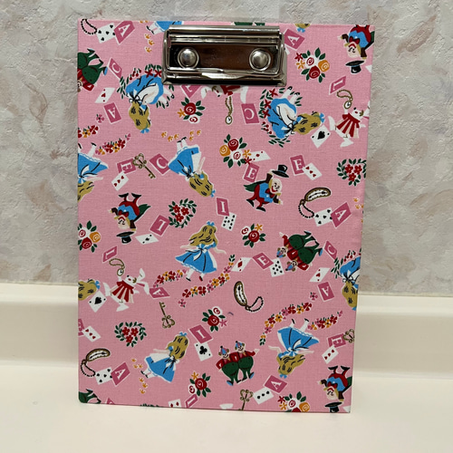 1点限り⭐︎ピンクアリス柄 ミニクリップボード（A5）ポケット