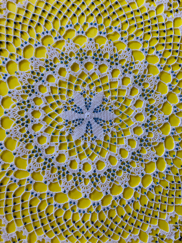 【新作】NOKOのカラフルレース編み　あじさい色のテーブルセンター（43cm） 10枚目の画像