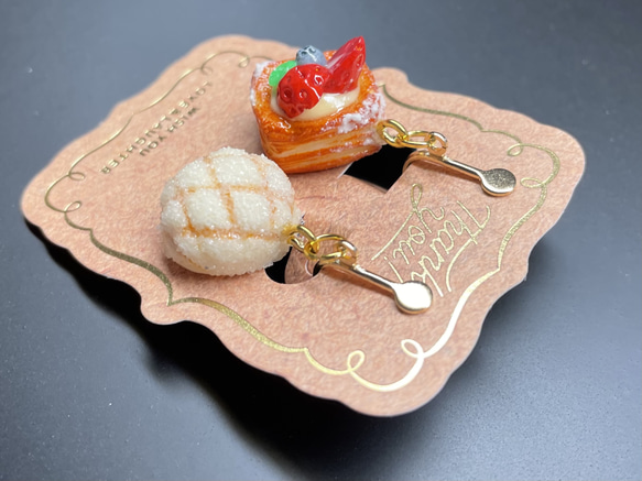 《受注生産》ベリーデニッシュとメロンパンイヤリング　フェイクスイーツ 6枚目の画像