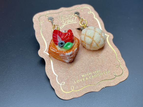 《受注生産》ベリーデニッシュとメロンパンイヤリング　フェイクスイーツ 4枚目の画像