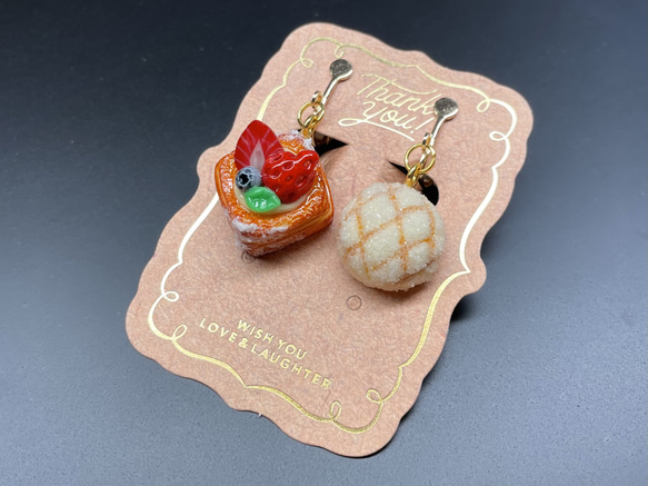 《受注生産》ベリーデニッシュとメロンパンイヤリング　フェイクスイーツ 2枚目の画像