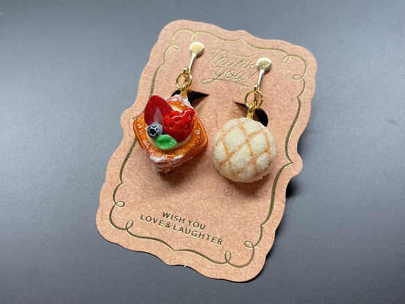 《受注生産》ベリーデニッシュとメロンパンイヤリング　フェイクスイーツ 1枚目の画像