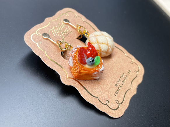 《受注生産》ベリーデニッシュとメロンパンイヤリング　フェイクスイーツ 7枚目の画像