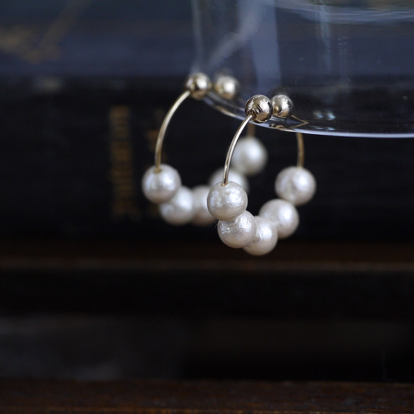 コットンパールのフープイヤリング　上品　きれいめ　シンプル　揺れるイヤリング 6枚目の画像
