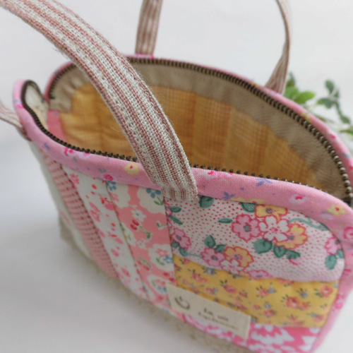 sale【完成品】いちごリネンのピンク色パッチワークミニバッグ