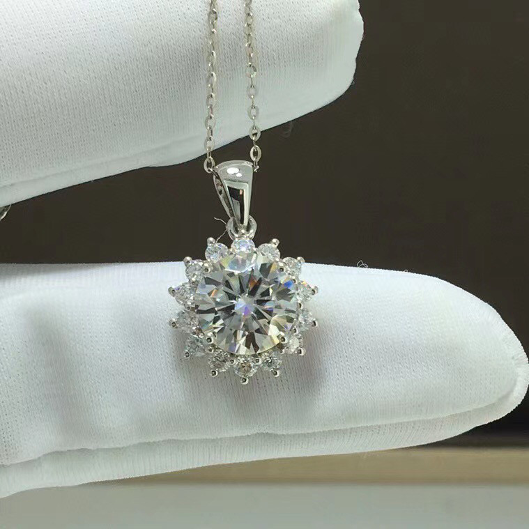 【newデザイン】モアサナイト 　ネックレス  K18WG