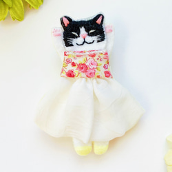 一点物【おめかしおねむねこミニブローチ】ハチワレちゃん（猫・フェルト・ビーズ・刺繍・花柄・ピンク） 2枚目の画像