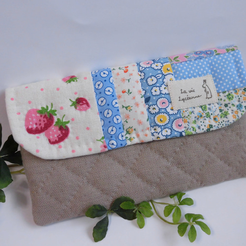sale【完成品】100%リネンといちごリネンの水色パッチワーク通帳ケース 