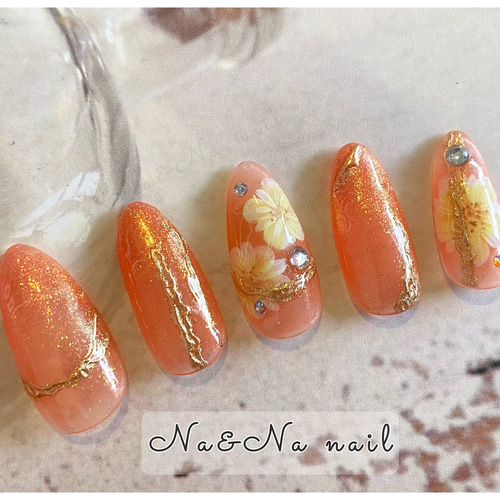 フラワーネイル 手書きネイル かわいい 上品 オレンジ色 おしゃれ