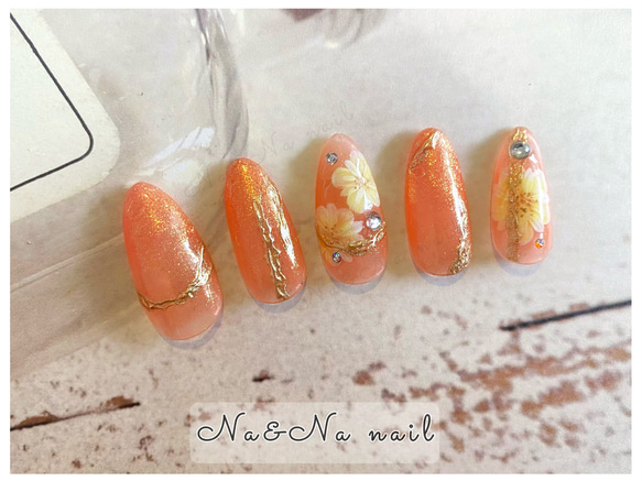 フラワーネイル 手書きネイル かわいい 上品 オレンジ色 おしゃれ