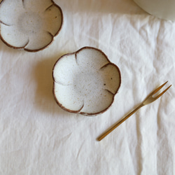 ちいさな豆皿　梅　鉄粉のある乳白色 2枚目の画像