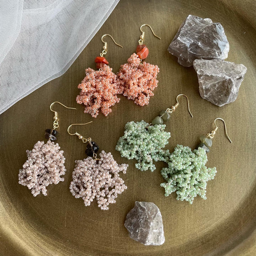 揺れるつぶつぶシャワービーズと天然石のピアス／イヤリング 14KGF