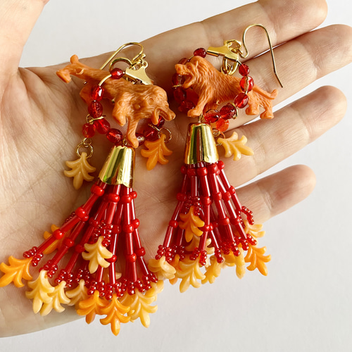 ライオンの火の輪くぐりタッセルピアス ピアス（フック・チェーン