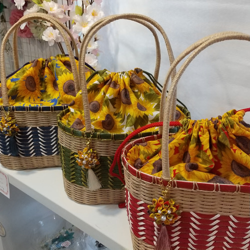 クラフトバンド&つまみ細工かごバッグアジサイのチャーム付き｢くすみ