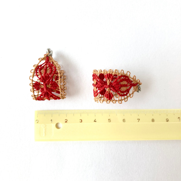 糸のフープピアス　お花エスニック　赤xキャメルブラウン　ニャンドゥティ　 10枚目の画像