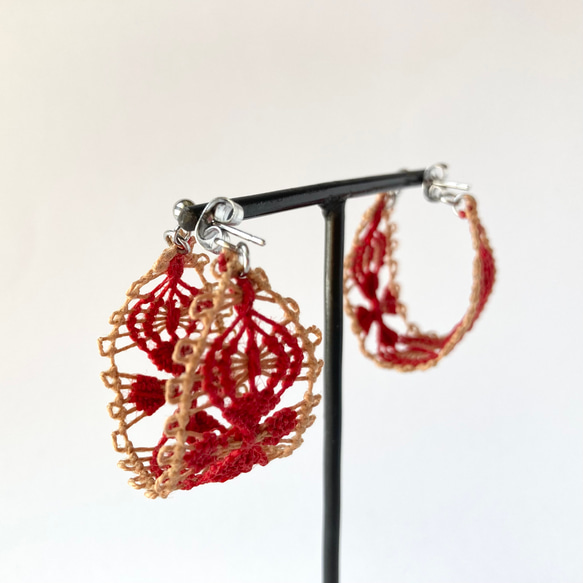 糸のフープピアス　お花エスニック　赤xキャメルブラウン　ニャンドゥティ　 5枚目の画像
