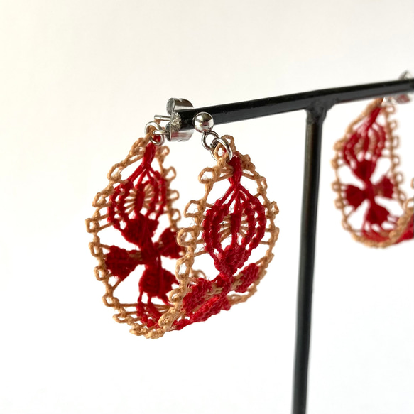 糸のフープピアス　お花エスニック　赤xキャメルブラウン　ニャンドゥティ　 4枚目の画像