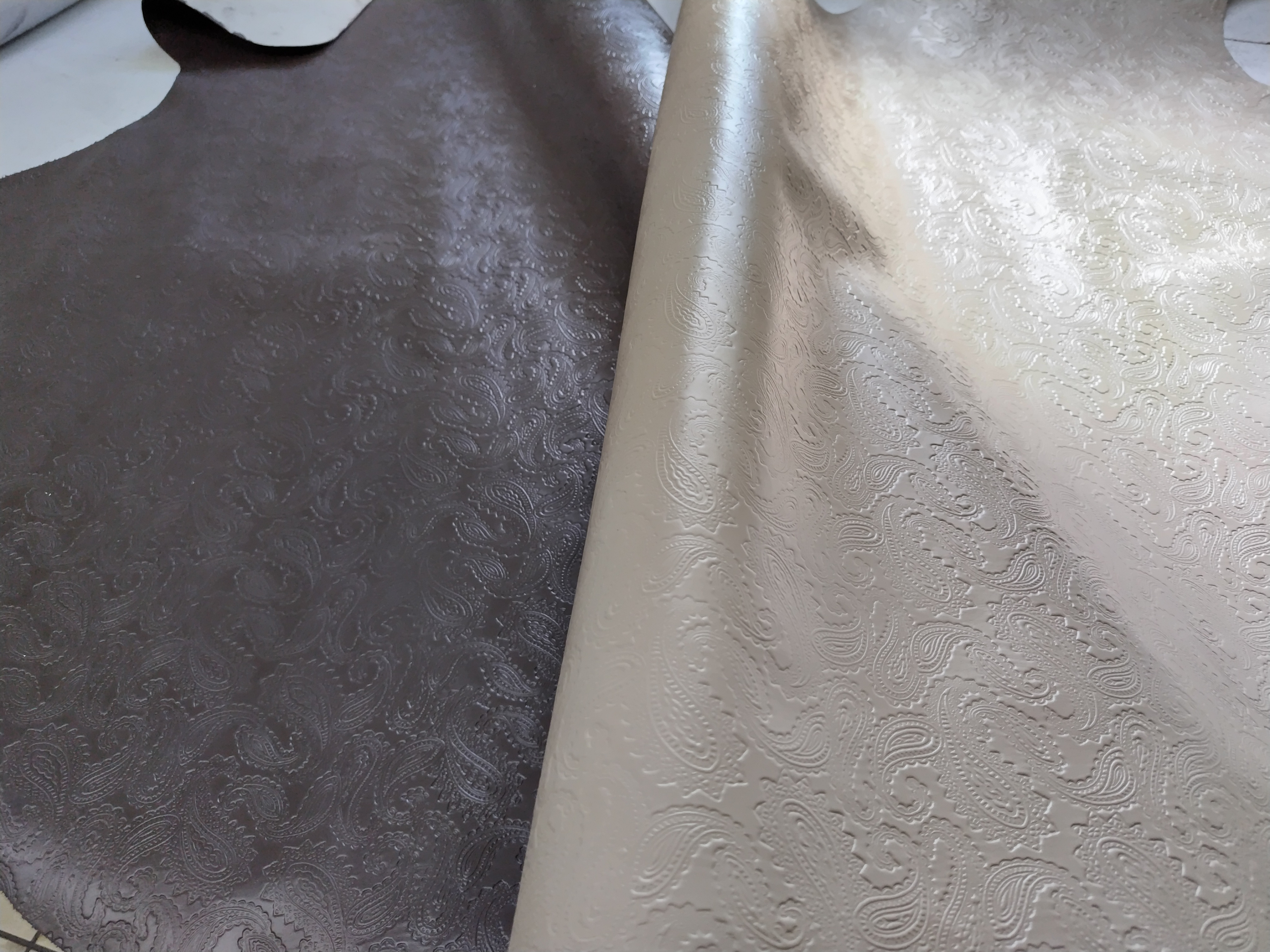 国産牛革  ペイズリー型押し　厚さ1.0㎜程度 220デシ 柔らかな革
