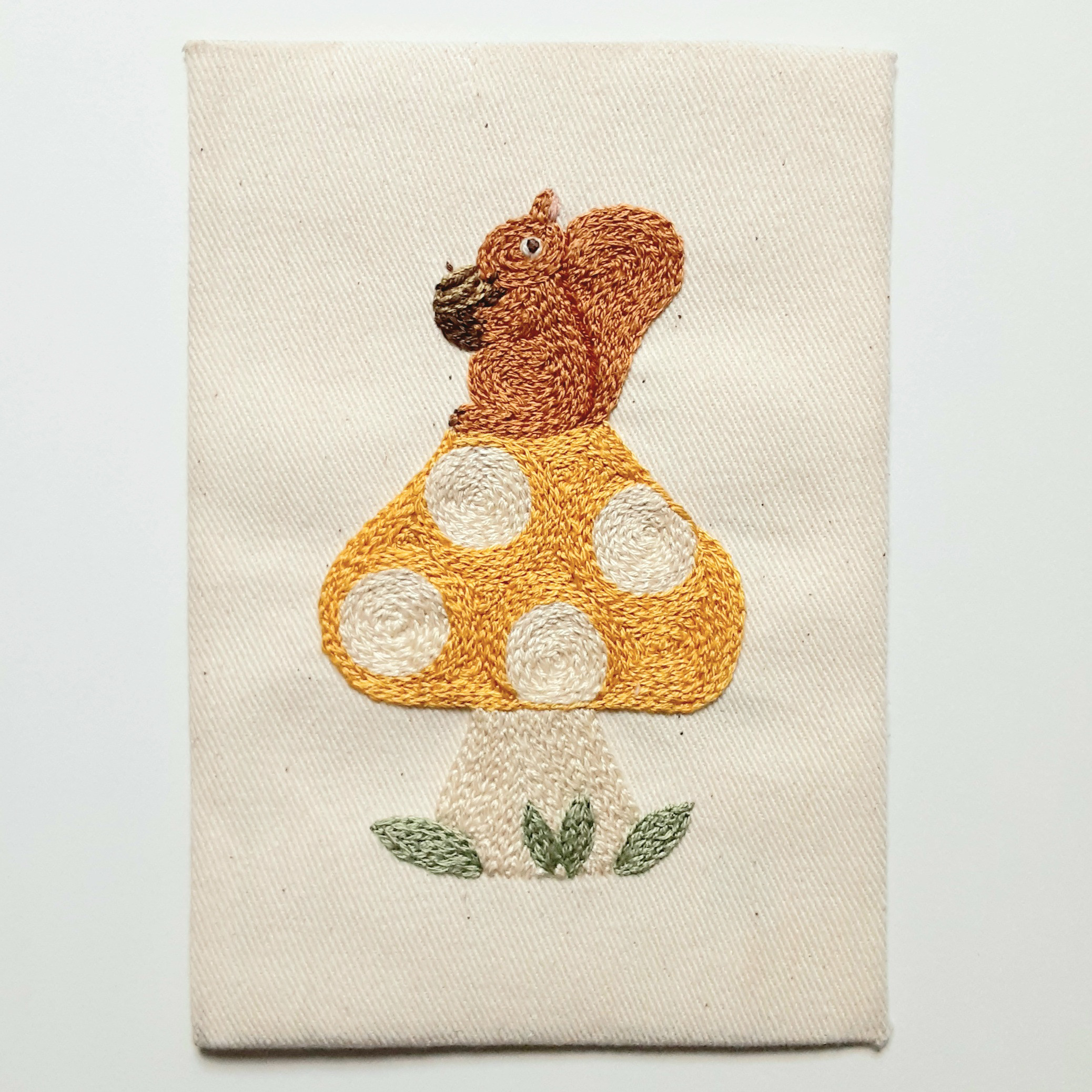 さだじ:ハンドメイド　ダーニング刺繍の指人形　リス