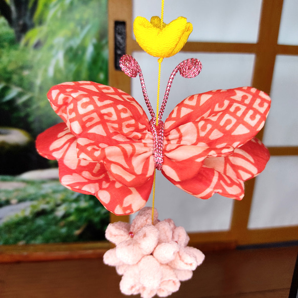 蝶々の一本つるし飾り[ピンク花] 3枚目の画像