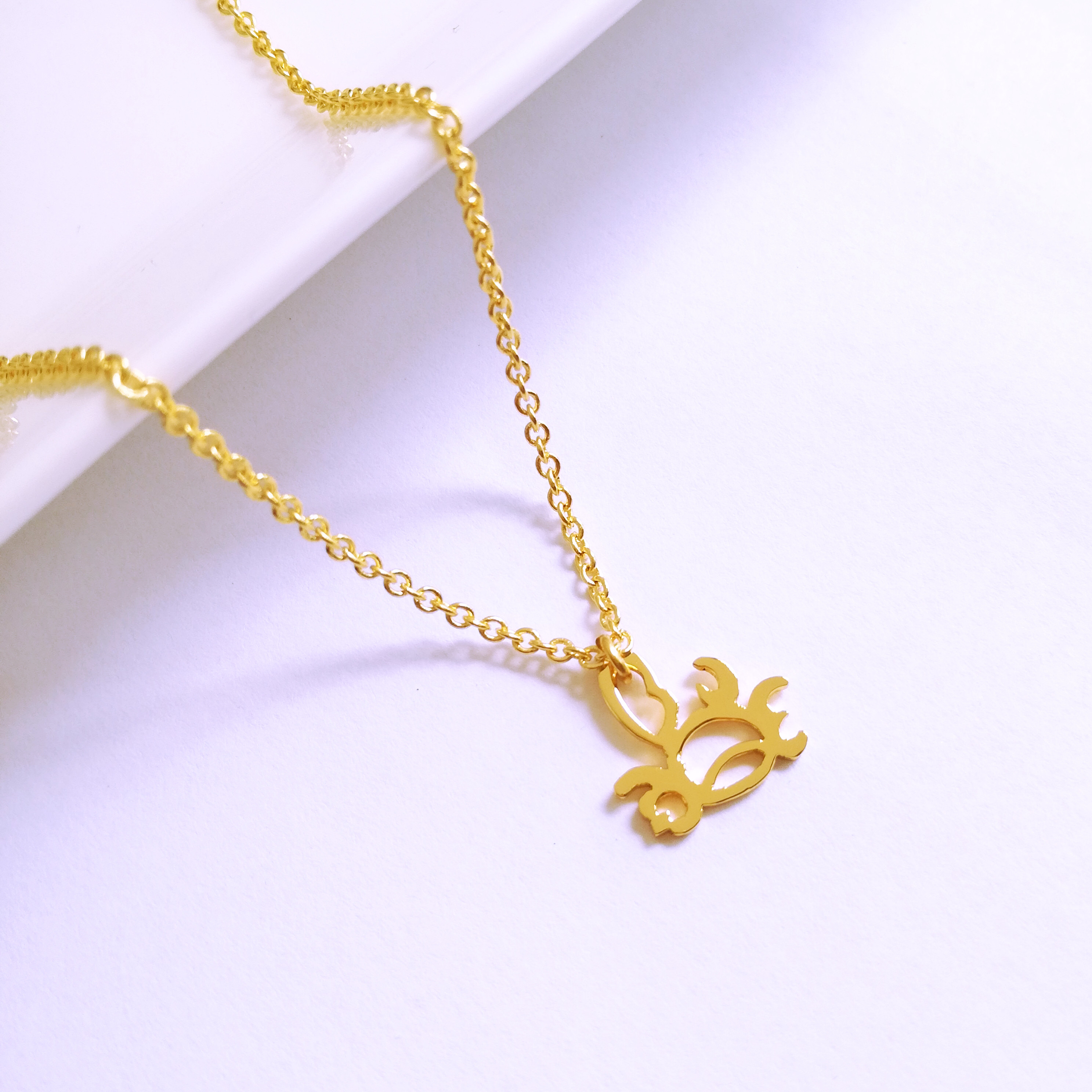 蟹座の方にもおすすめ夏につけたい蟹モチーフ CHANEL ネックレス 7月生まれの方に】アラビア語 “CRAB(カニ)” 文字絵 プチ