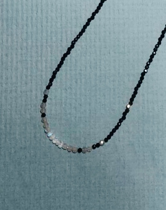 #325 ブラックスピネルAAA　天然石【2ミリ】ラウンドカット　1連37cm 宝石質　極小カット　素材 パーツ 3枚目の画像