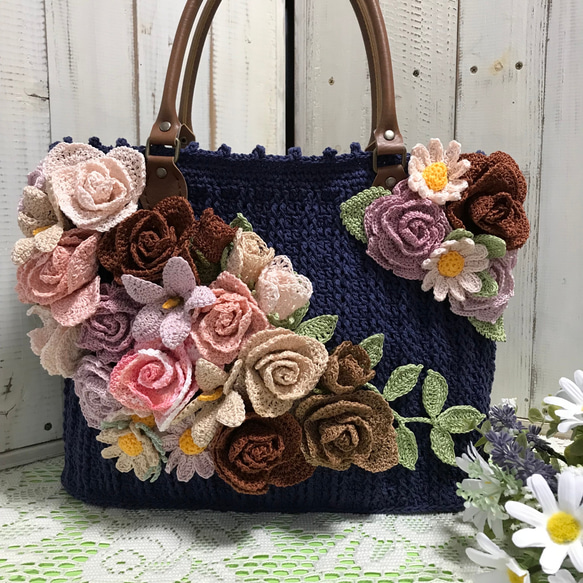 バラのトートバッグ（ネイビー）☆レース編み ファスナー口 手編み
