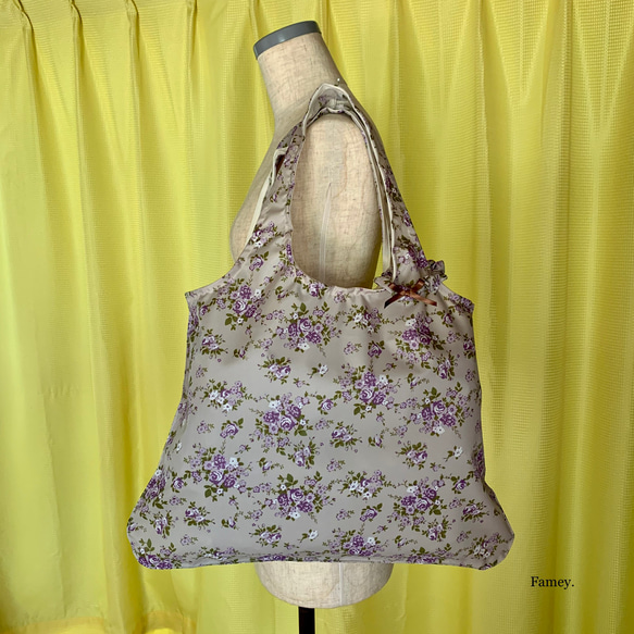 大人かわいいバラ柄大きめバッグ(ベージュ) ナイロン　撥水加工　軽量　持ち運び可能　エコバッグ 12枚目の画像